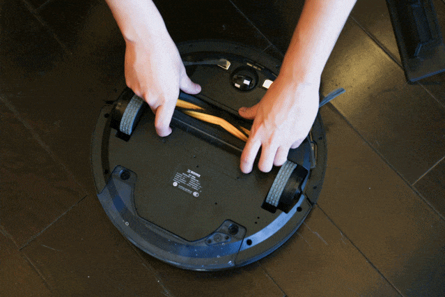 吸头拆卸,更换非常方便 面对复杂的家居环境,科沃斯dd56扫地机器人