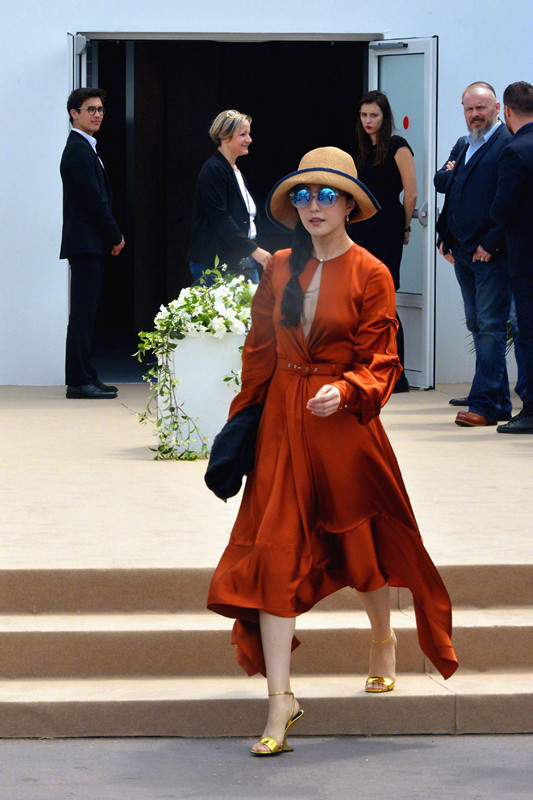 范冰冰戛纳合影前临时换上恨天高,腾空高跟鞋