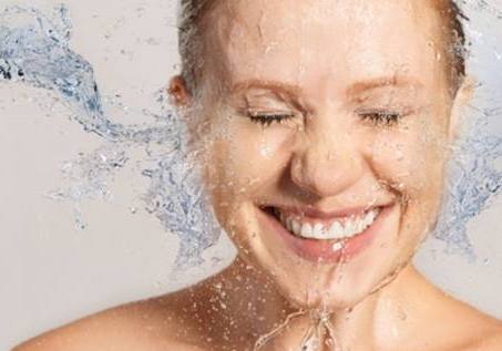 姐妹们,白醋洗脸能美白,可是你还不知道一周洗