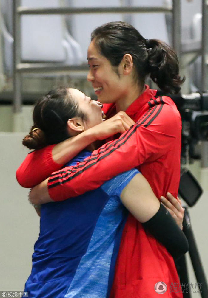 朱婷与天津队选手姚笛热烈拥抱.