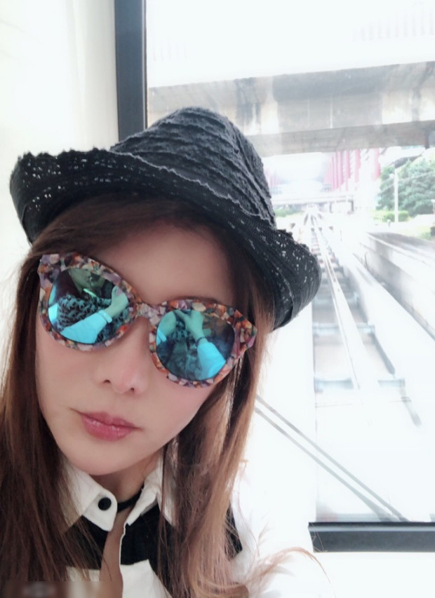 49岁杨丽菁晒自拍美照 嘟嘴卖萌似18岁少女