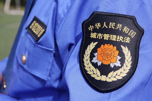 光明锐评:城管抡铁锤砸桌椅 不暴力就执不了法