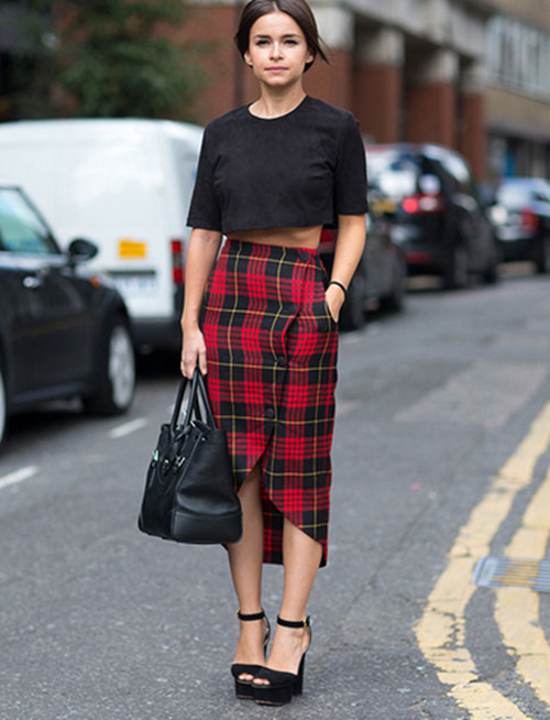 黑色T恤+格纹裙搭配,时髦与经典相结合,带你玩