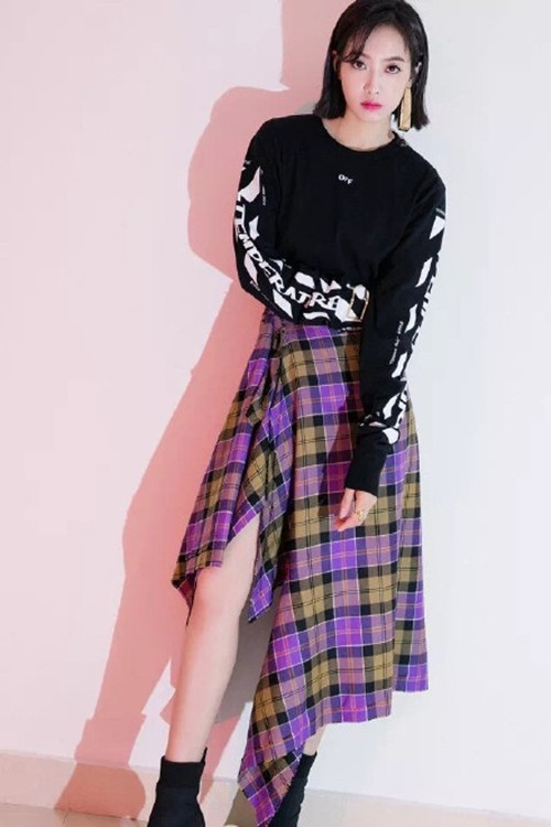 黑色T恤+格纹裙搭配,时髦与经典相结合,带你玩