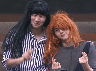 作为惩罚彼此相互戴假发,画风居然很和谐.