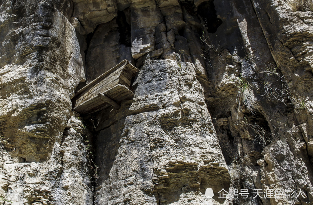 神秘的山西宁武石门悬棺,悬葬之谜至今无人能解