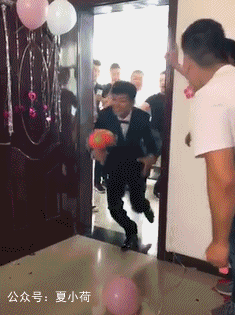 搞笑gif趣图:隔壁老宋请吃一次饭你们就送横幅,我请了