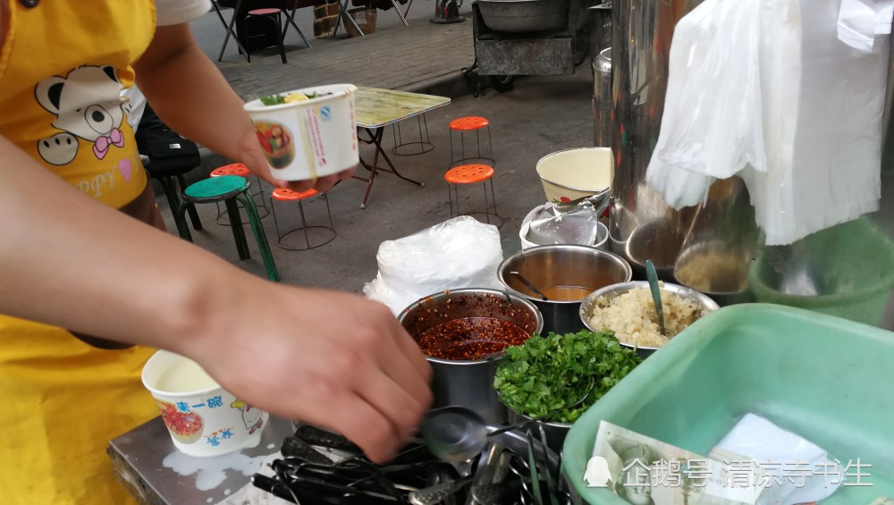 一样的豆腐脑,不一样的做法:小伙子专卖卤汁豆腐脑 深受老人们喜爱
