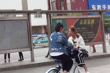 辽阳女孩脑洞大开 虐共享单车不仅玩出新花样