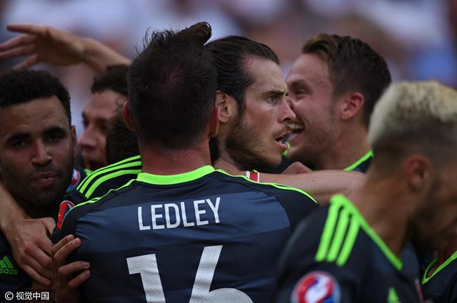 GIF-C罗附体!贝尔超远电梯任意球破门 哈特无