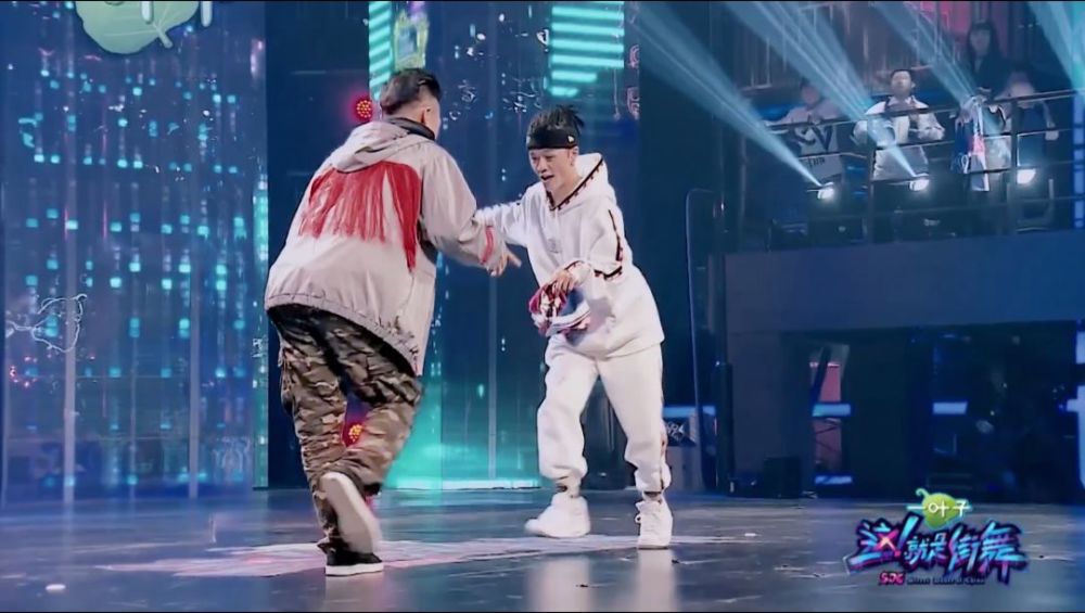 《这!就是街舞》亮亮糗事被曝光,易烊千玺笑到