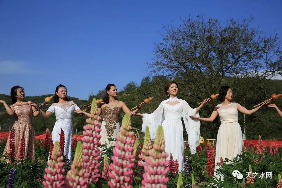 葫芦丝美女 鲁冰花园里尽显天水姑娘凹凸有致的美丽!