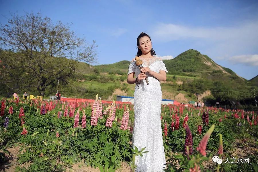 葫芦丝美女 鲁冰花园里尽显天水姑娘凹凸有致的美丽!