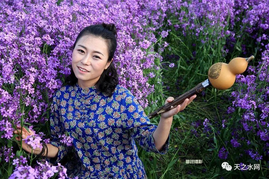 葫芦丝美女 鲁冰花园里尽显天水姑娘凹凸有致的美丽!