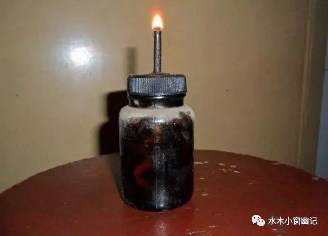 夜里热炕上陪着母亲缝衣服补袜子的煤油灯