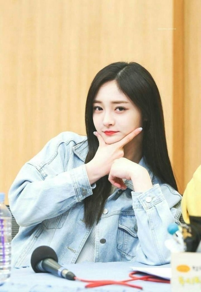 周洁琼素颜现身机场画风突变,网友:不化妆完全