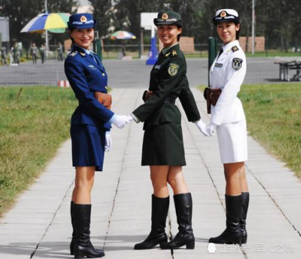 她是女兵三军仪仗队,最亮丽的名片,17岁放弃空姐选择军装!