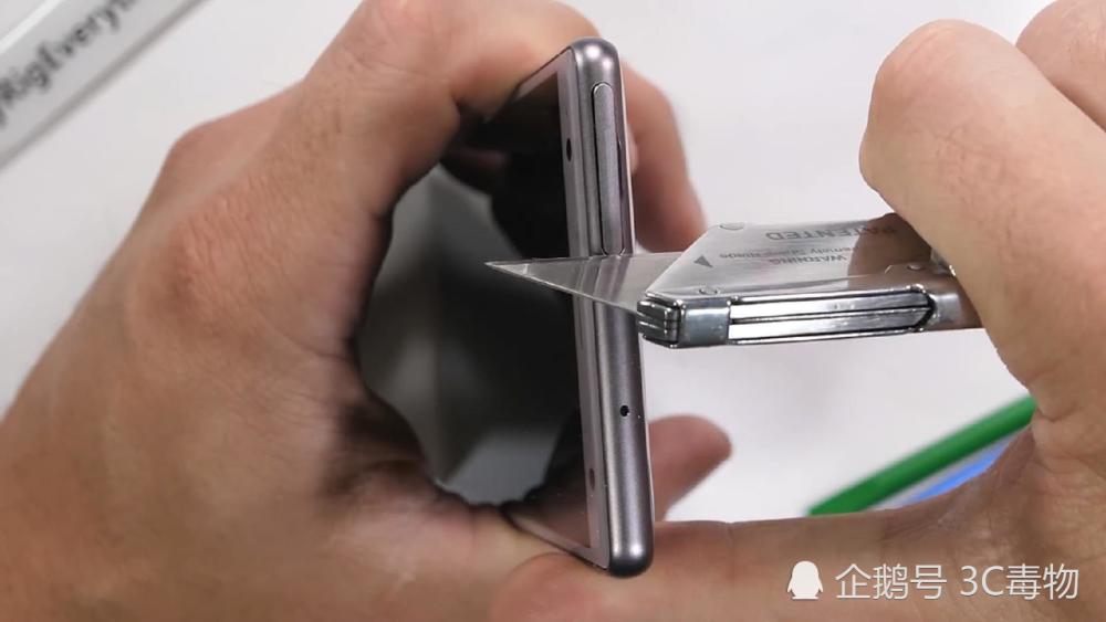 索尼大法新旗舰遭受各种暴力测试 这个结果让