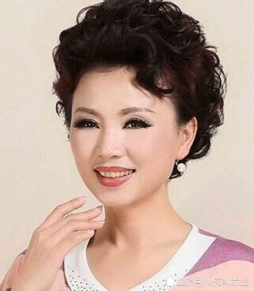 60岁左右的妇女适合什么发型 看点快报