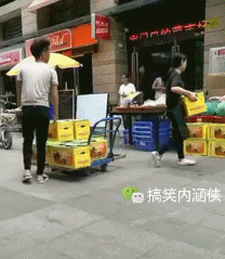 搞笑gif趣图 换泳衣,还有这种操作,厉害了妹子