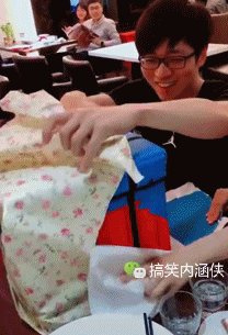 搞笑gif趣图 换泳衣,还有这种操作,厉害了妹子