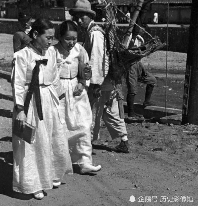 1930年代韩国女性的真实生活老照片,那顶着木桶干啥呢