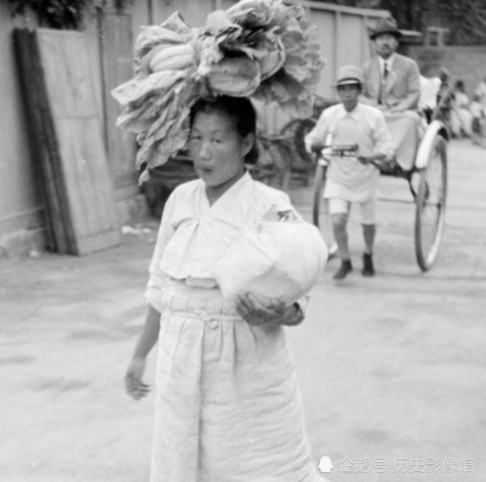 1930年代韩国女性的真实生活老照片,那顶着木桶干啥呢