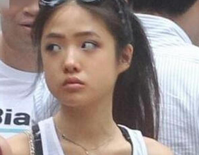 张学友的大女儿张瑶华今年已然17岁了,小女儿张瑶萱今年也有13岁了