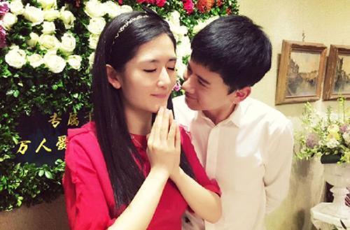 谢娜孕肚写真罕见曝光,穿白纱长裙双手捧孕肚