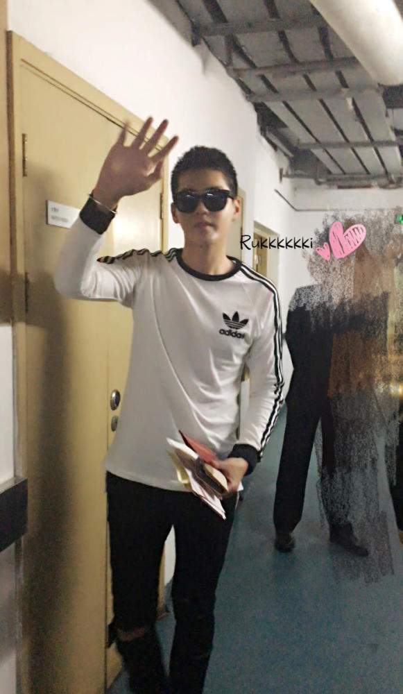 吴亦凡憔悴现身 粉丝拉横幅力挺