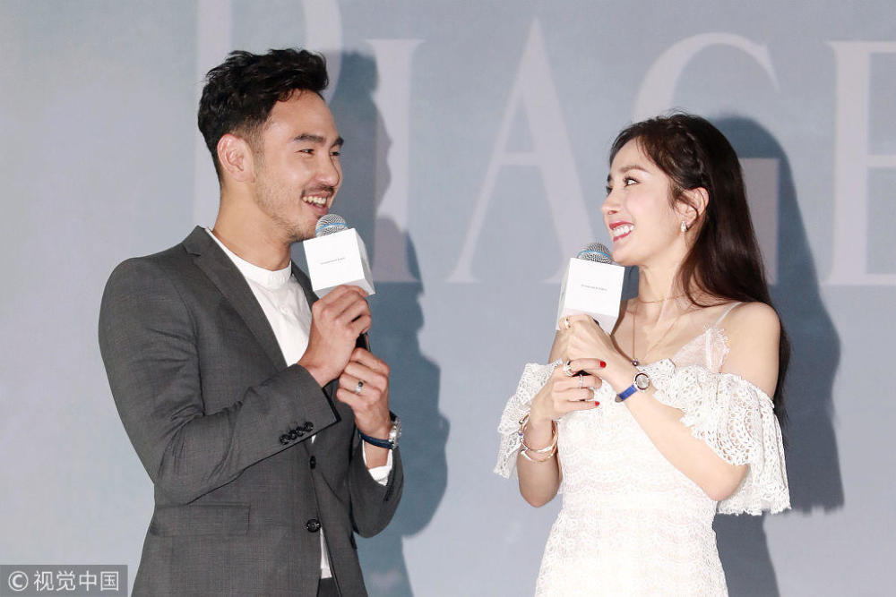 扶摇CP台上互怼,杨幂笑出牙龈,获阮经天扶上台