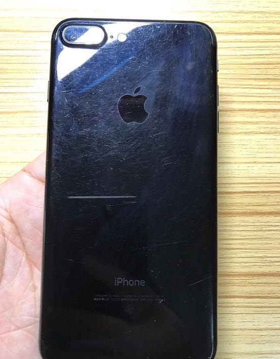 这就是高价买的亮黑色iphone7p,现在外观已经惨不忍睹