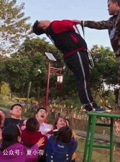 搞笑gif趣图:你们的女神在家的时候,原来你是这样子的