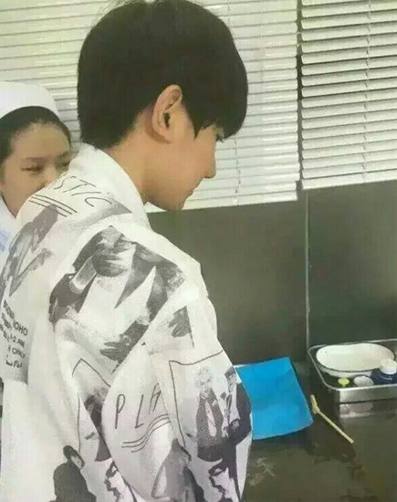 王源中考结束心情爽 自曝因被狗咬到手指晕倒