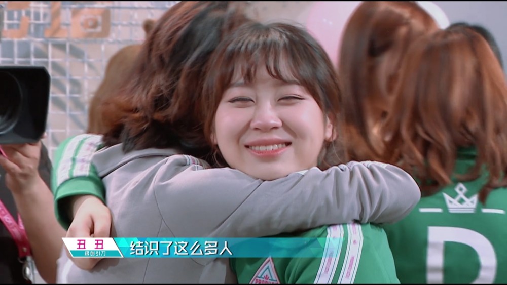 《创造101》照片墙前留影,选手离别前的拥抱,