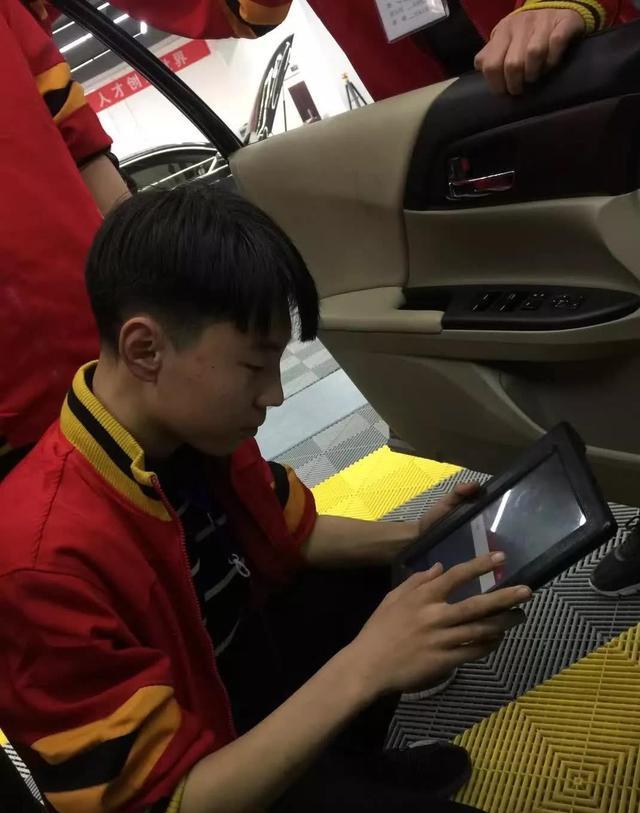 五一期间,学校开家长会,把孩子在学校的表现,学习情况,孩子所学的