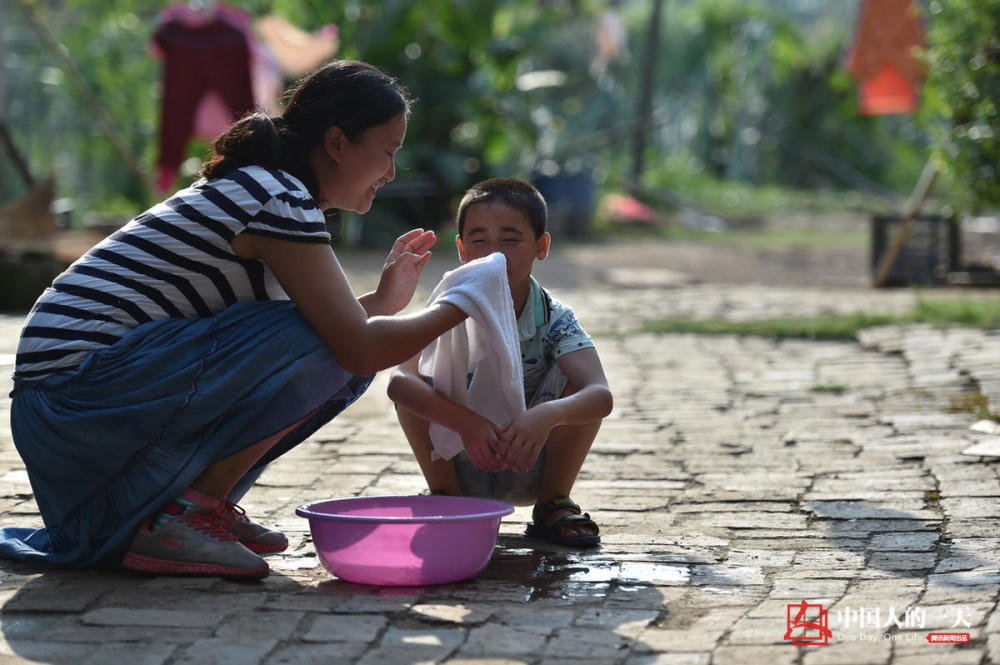 女生为民工办学耗资百万难洗黑身份_腾讯网