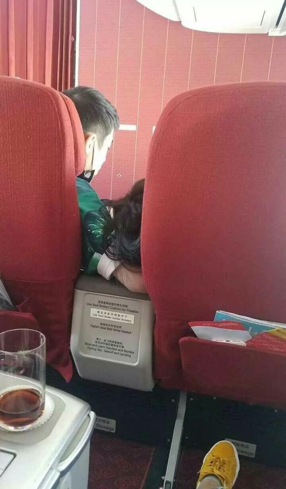 沈月梁靖康在一起了？女方枕着男方的手臂入睡