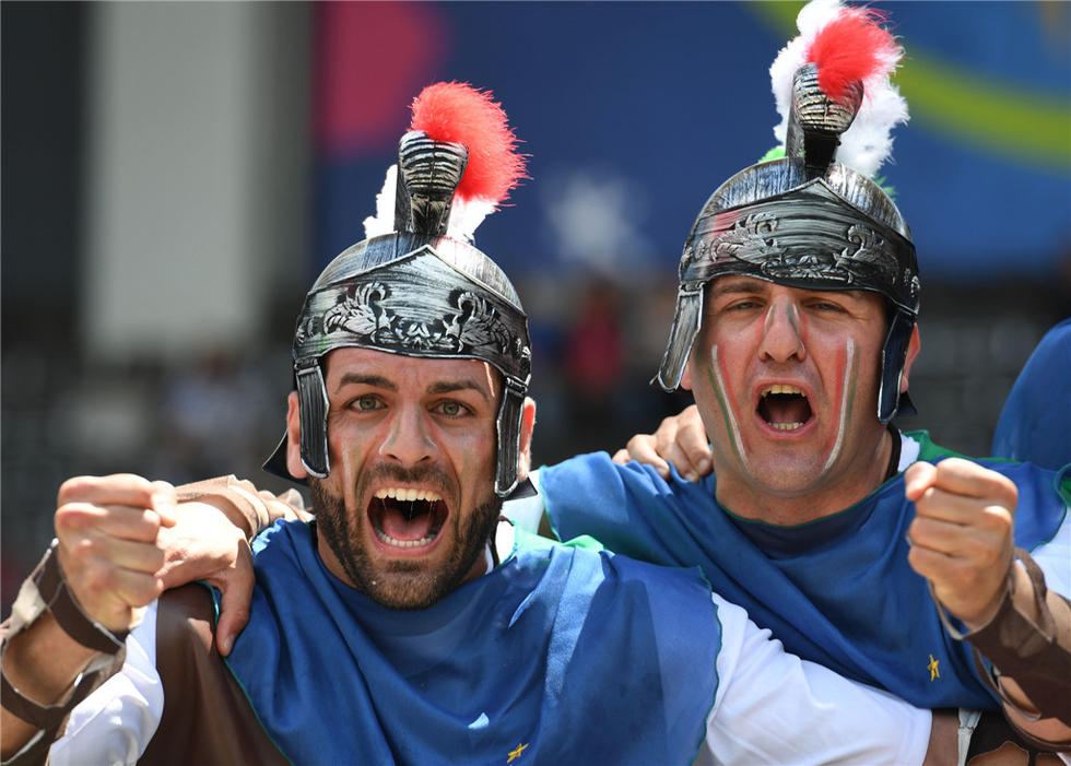 古罗马战士来看球 美女球迷靓丽抢镜