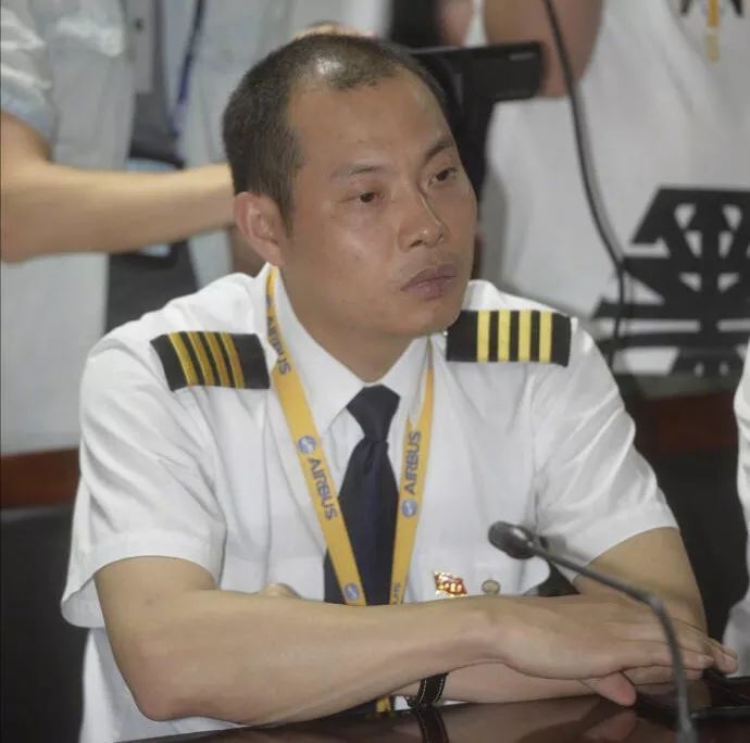四川航空3u8633航班责任机长原型刘传健,继荣获中国民航英雄机长