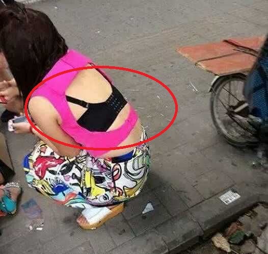 裙子穿的这么短就不要随便弯腰了吧,后边的节操别人都