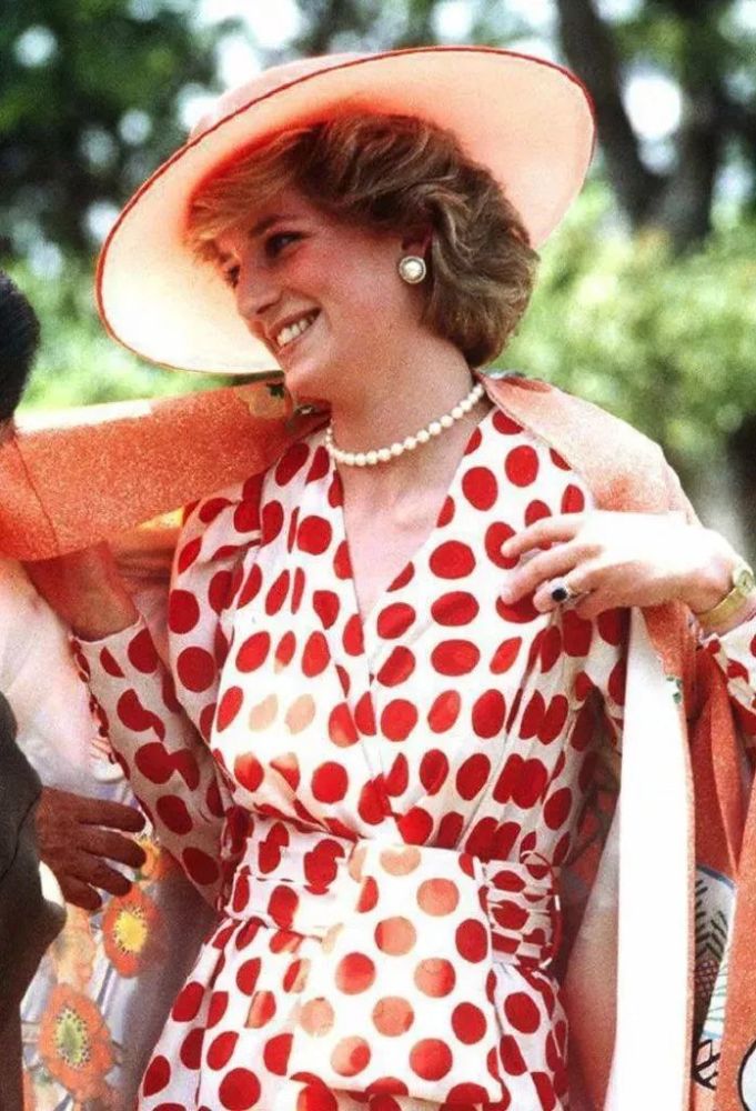 欧阳娜娜的波点装从四岁穿到现在,越经典越时