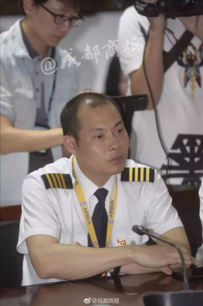 部队出身的飞行员就是霸气!川航机长刘传健感动世界