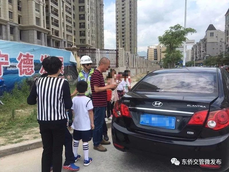宁德一部5人座小车竟塞了10人 其中9个是儿童