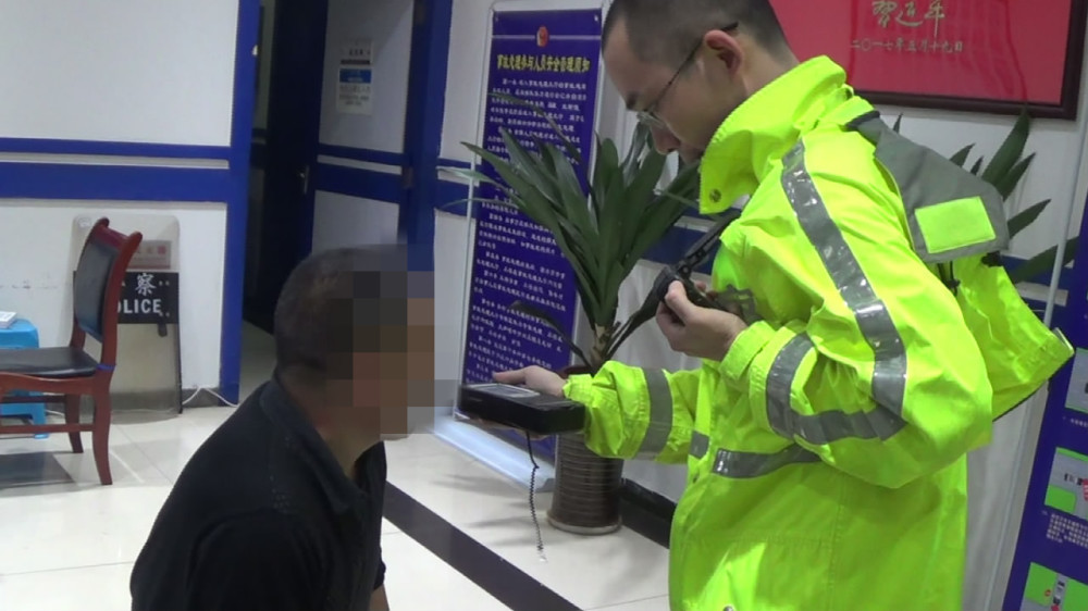 九龙坡交巡警查获全市第一酒驾专业户