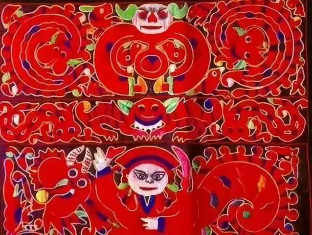 似乎是以图叙事,并常和其它动物纹样组合织绣在一起来表现喜庆景象