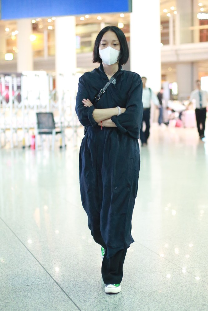 周迅素颜现身机场造型雷人,与窦靖童戴同款手