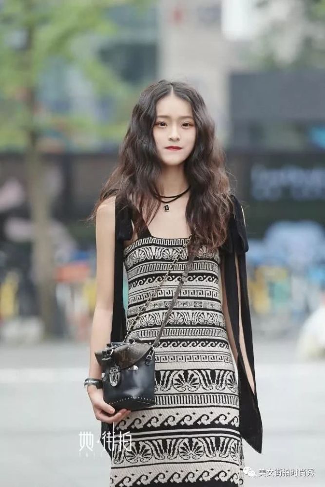 街拍美女:在济南,成熟少妇韵味十足,相比图1,图3更让人心动