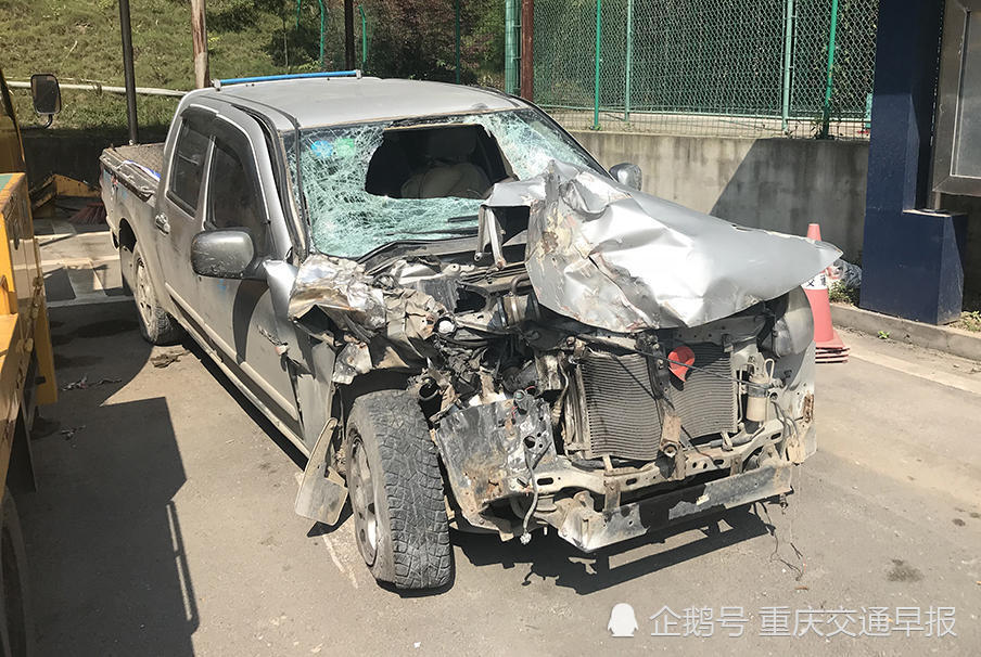 重庆一隧道内发生车祸 皮卡追尾半挂车面目全