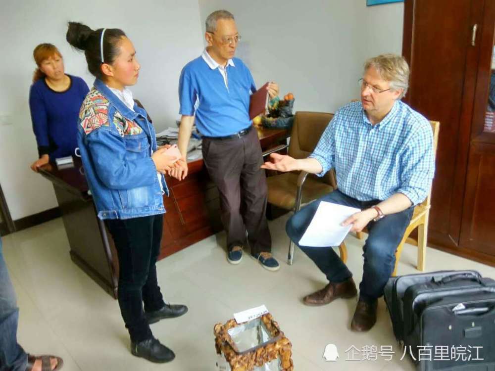 英语老师放弃都市20万年薪 回乡捣鼓枯树枝年